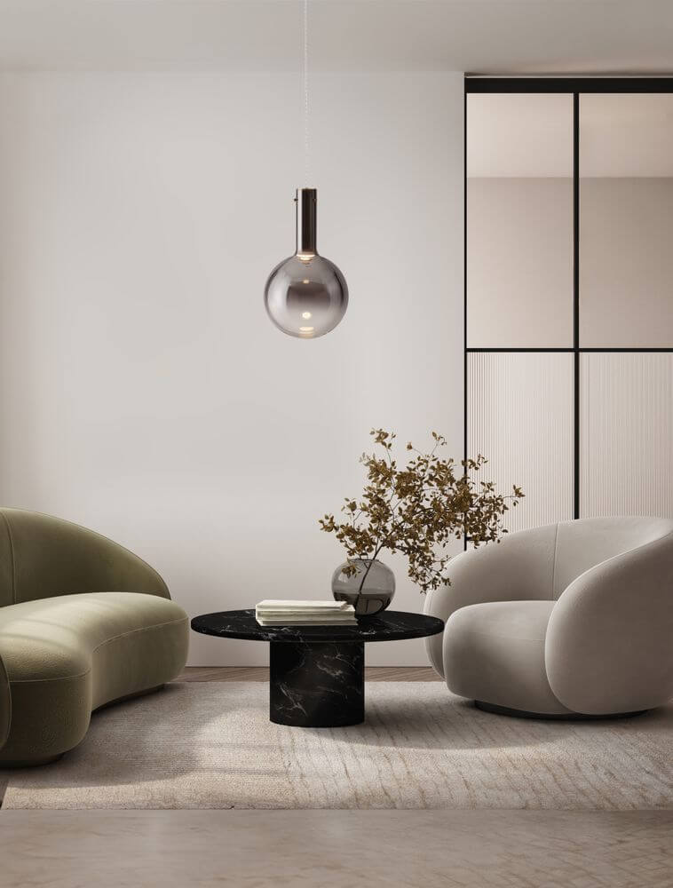 Moderne Nostos Pendelleuchte aus Bronzeglas in stilvollem Wohnzimmer mit designer Möbeln.