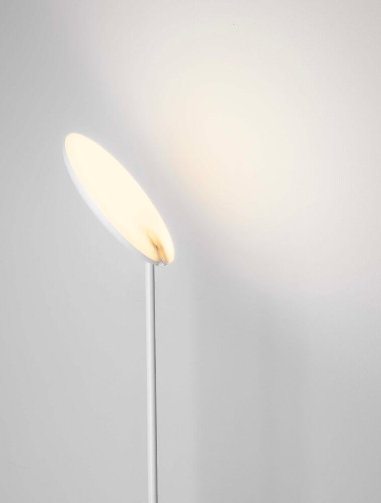 Alt Tag: Notos LED Stehlampe Ø 27cm 3000K – schlanke schwarze Stehleuchte mit flachem, schwenkbarem Leuchtkopf und warmweißem 3000K Licht