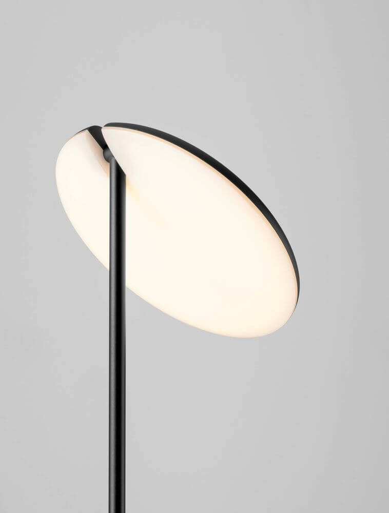 Alt Tag: Notos LED Stehlampe Ø 27cm 3000K – elegante schwarze Stehleuchte mit flachem runden Leuchtkopf und warmweißem 3000K Licht