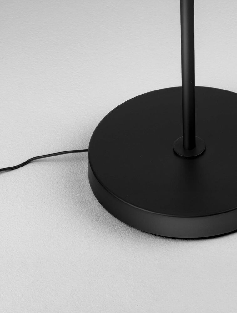 Alt Tag: Notos LED Stehlampe Ø 27cm 3000K schwarze runde Basis und schlanker Ständer auf hellem Boden
