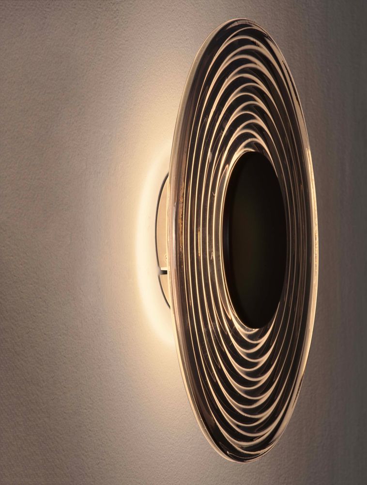 Nous Wandleuchte Ø 30cm 3000K mit mattem Nickel und geschliffenem Rauchglas, für modernes Ambiente.