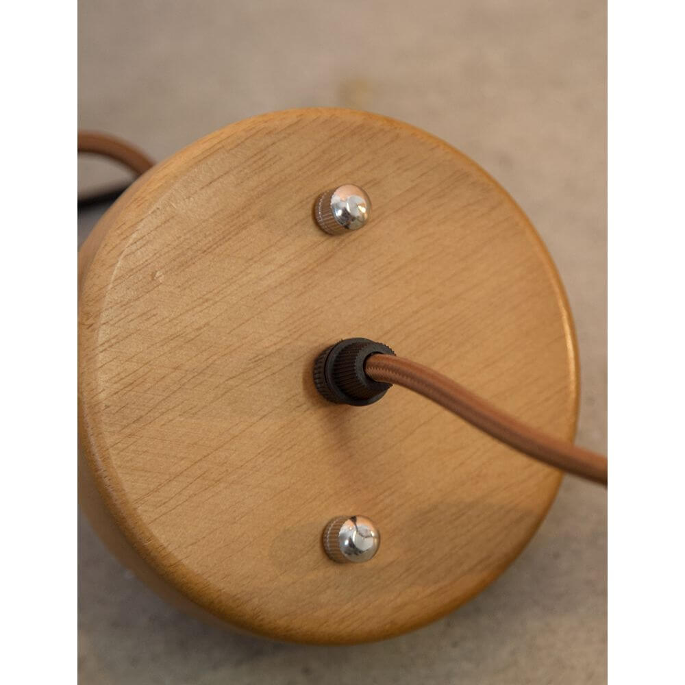 Adana Holz-Pendellampe Ø 35cm: Detailaufnahme der Holzunterseite mit Kabelanschluss und Schrauben.