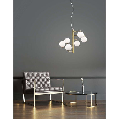 Agrigento 6er-Hängeleuchte Metall Glas in modernem Wohnzimmer mit elegantem Design und weißen Glaskuppeln.