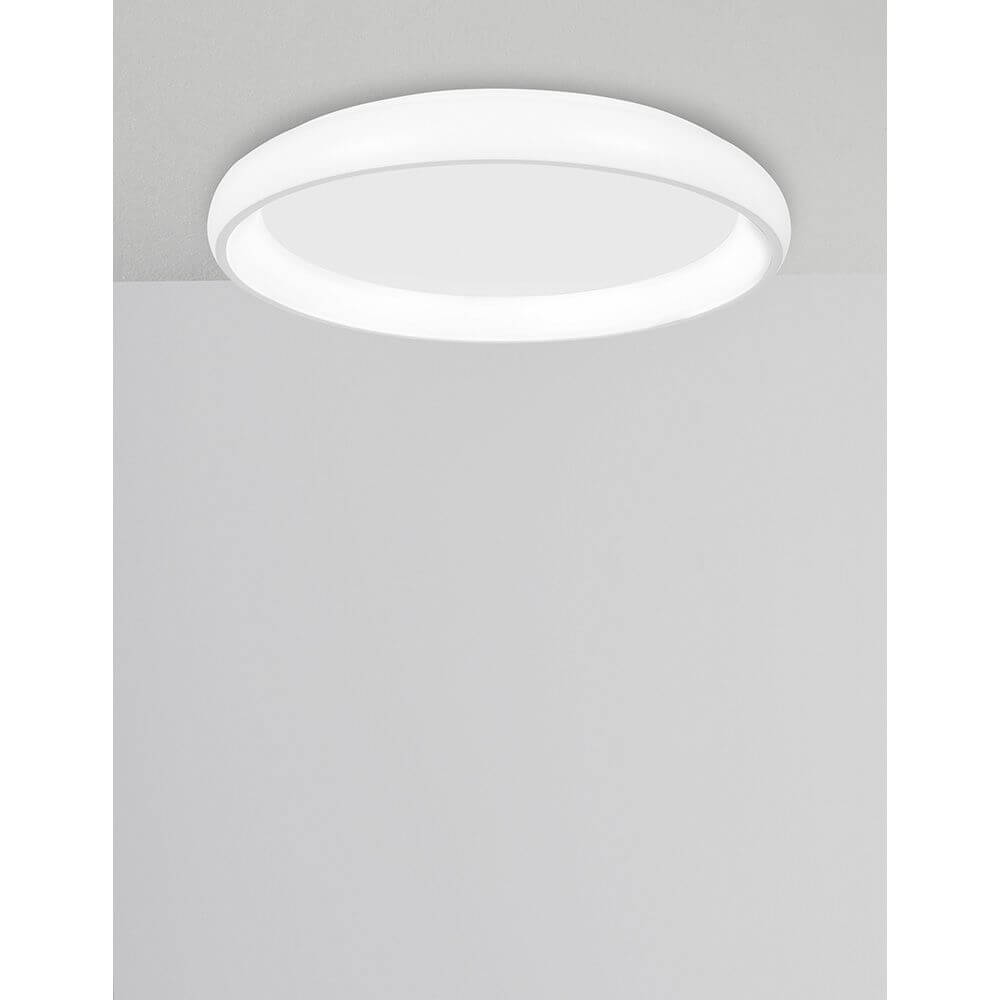 Albi LED Deckenlampe Ø 41cm Weiß bei Deckeninstallation in modernem Design.