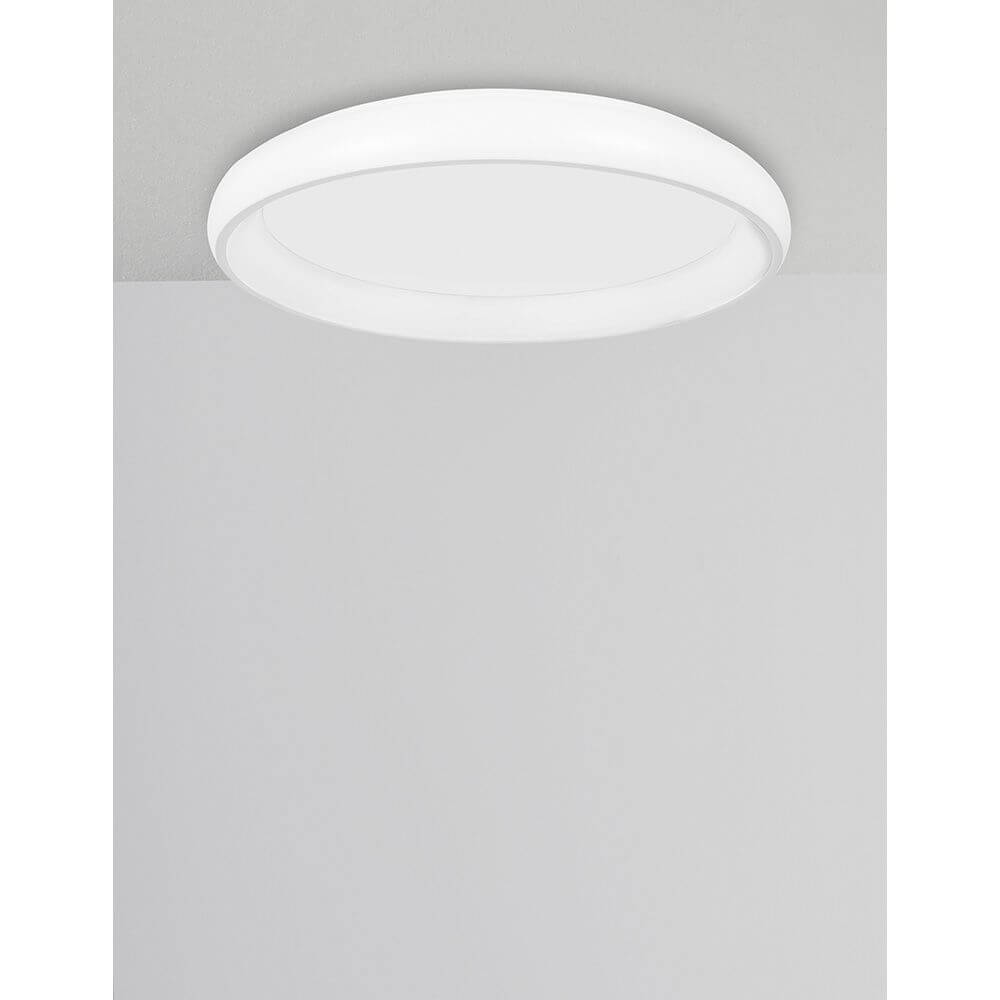Albi LED Deckenlampe Ø 41cm Weiß an der Decke montiert, modernes und energiesparendes Design.
