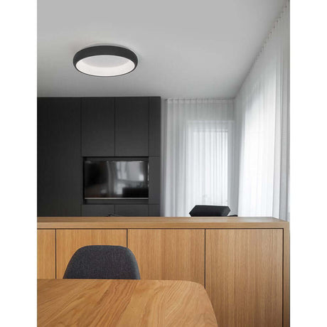 Albi LED Deckenleuchte Dimmbar über Esstisch in modernem Wohnraum mit Holzmöbeln.