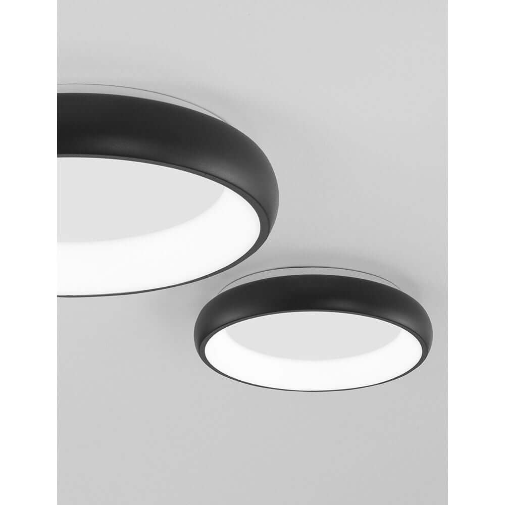 Albi LED Deckenleuchte Dimmbar, elegante schwarze Deckenleuchten in modernen Wohnräumen.