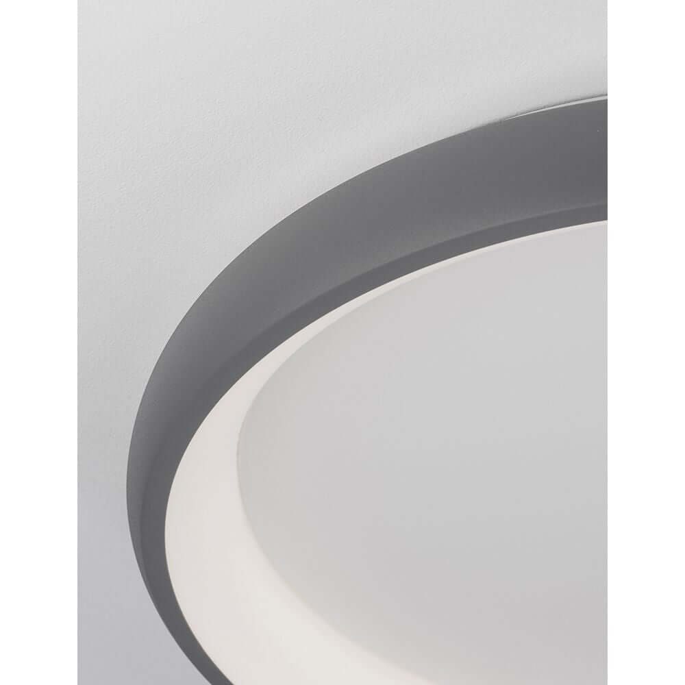Detailansicht der Albi LED Deckenleuchte Dimmbar mit elegantem, rundem Design in Schwarz.