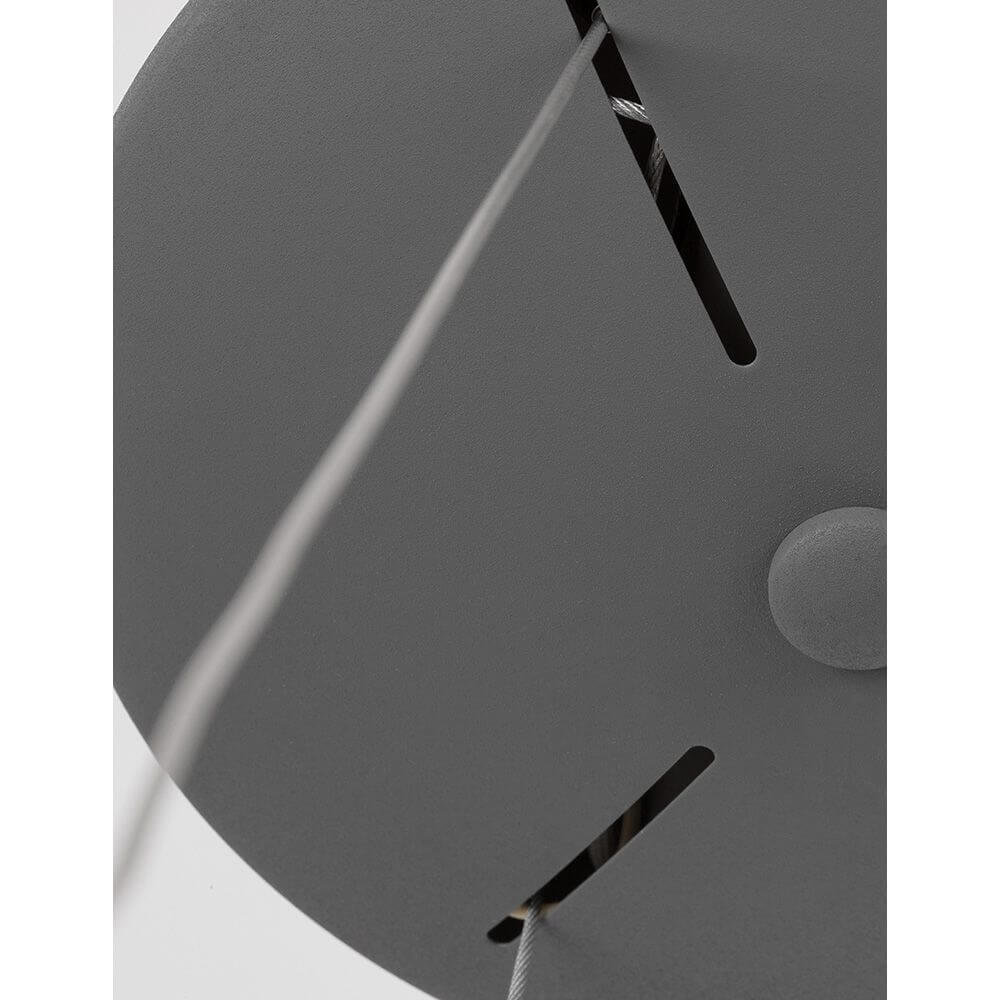 Detailansicht der Albi LED Metall Hängeleuchte Grau mit grauer Metalloberfläche und Kabel.