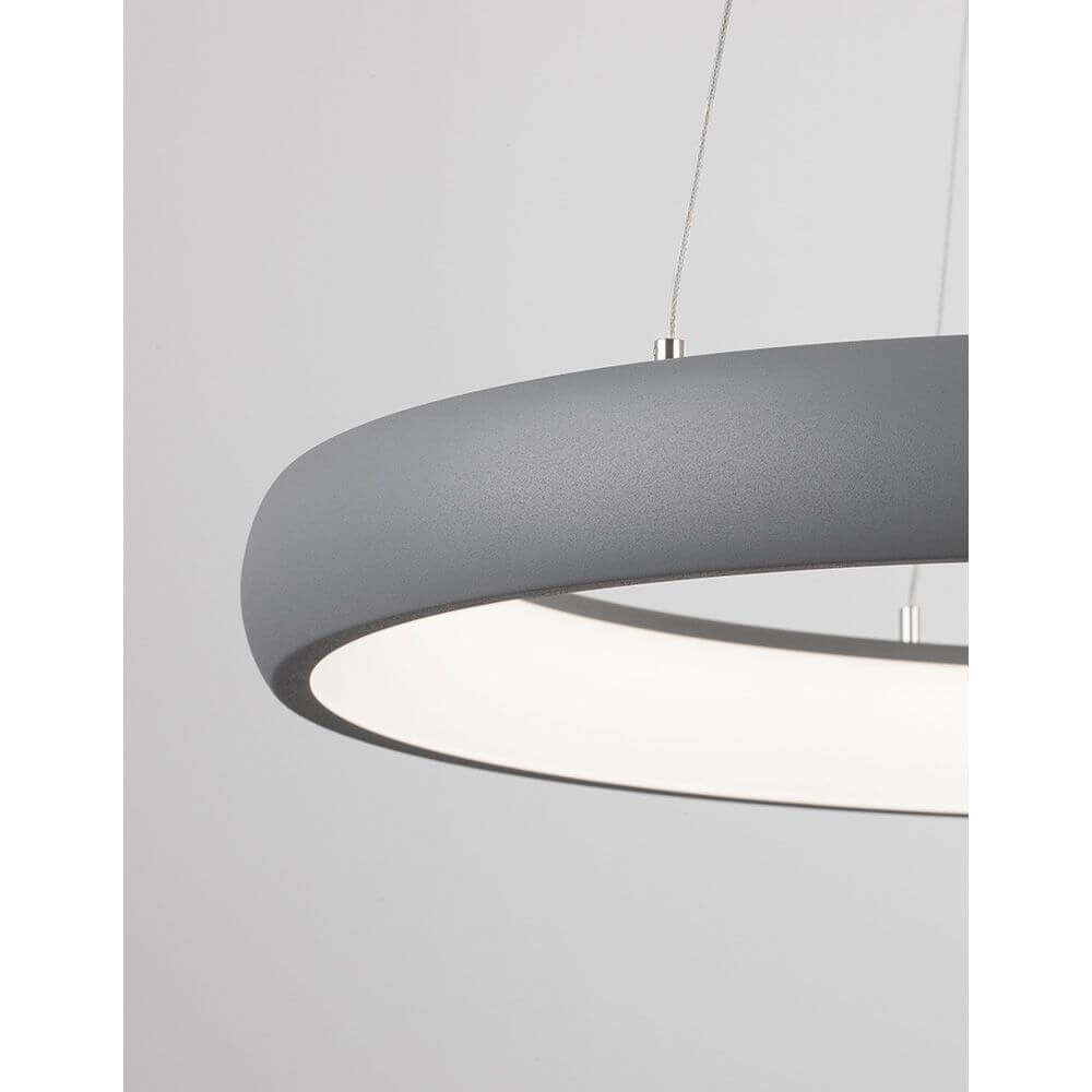 Detailansicht der Albi LED Metall Hängeleuchte Grau mit modernem Design und warmweißem Licht.