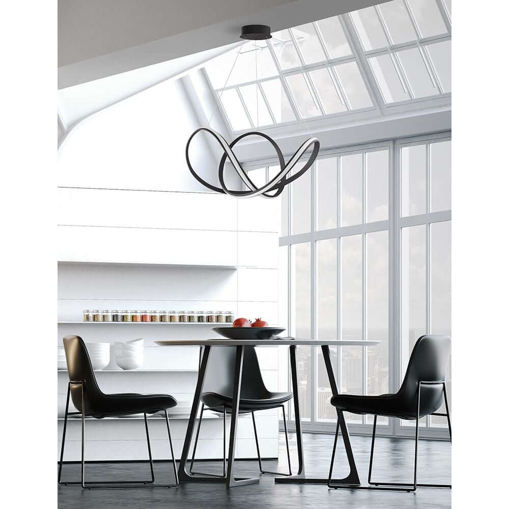 Apus LED Hängelampe Geschwungen über einem modernen Tisch in einem eleganten Wohnraum.