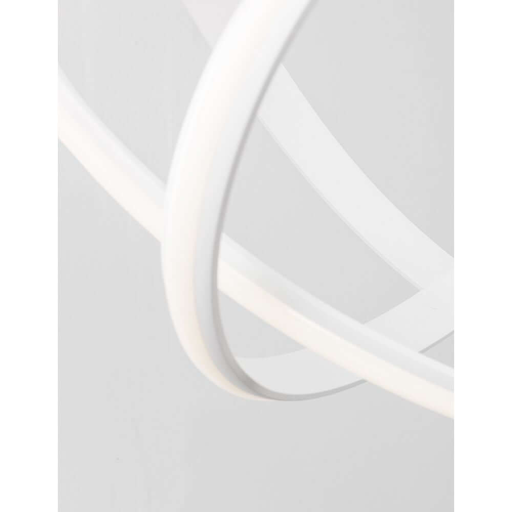 Detailansicht der Apus LED Hängelampe Geschwungen mit elegantem, minimalistischen Design.