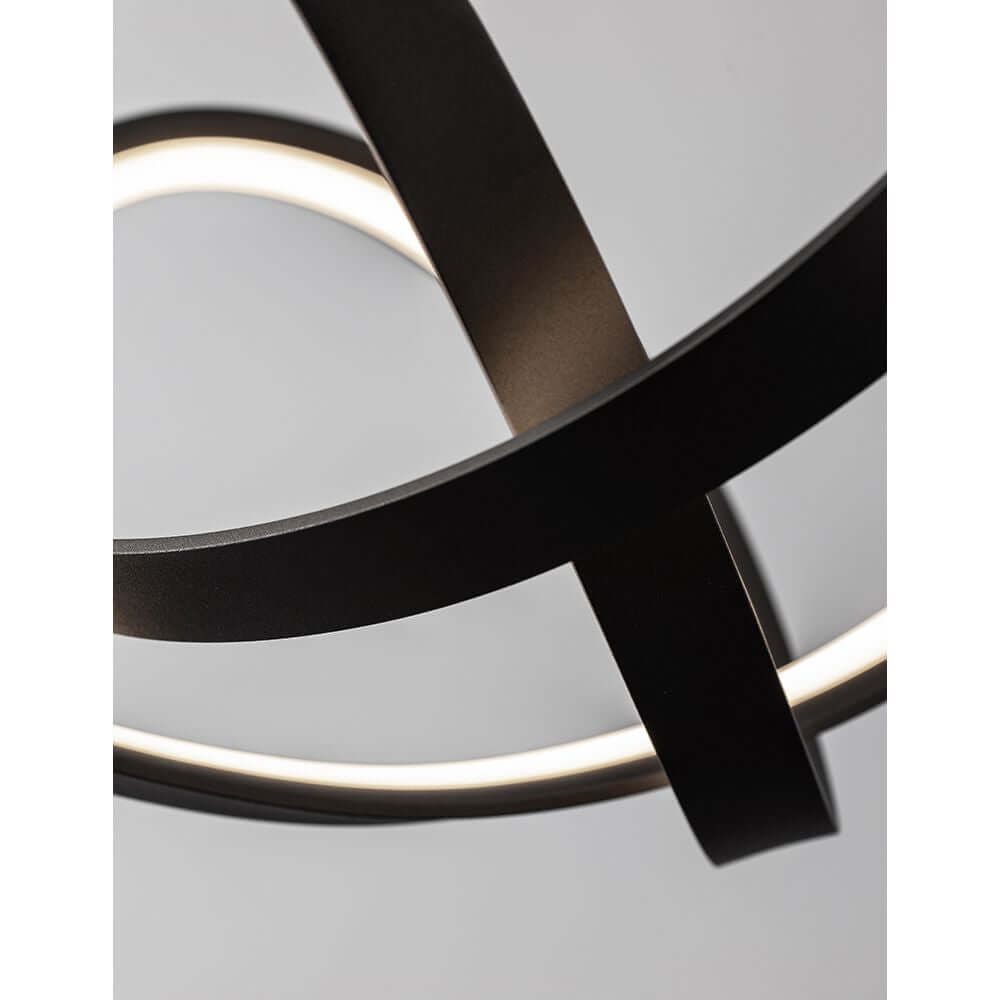 Detailansicht der Apus LED Hängelampe Geschwungen mit eleganten, geschwungenen Linien und warmem Licht.