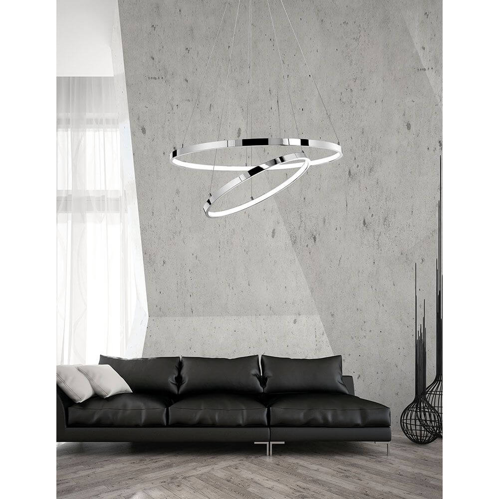 Aria LED Hängeleuchte Ø 60cm Verstellbar Chrom in modernem Wohnzimmer über schwarzem Sofa