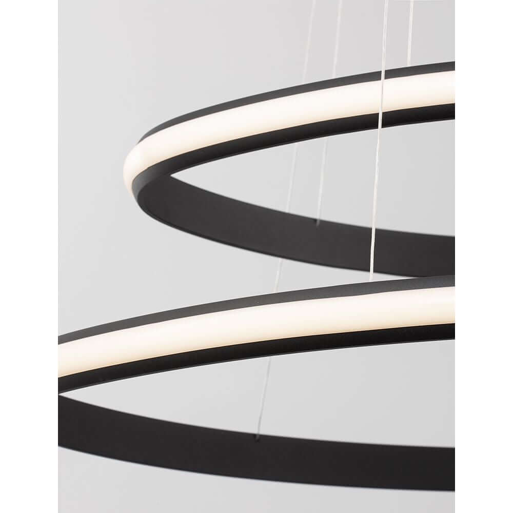 Aries LED Hängeleuchte 2 Ringe Verstellbar in modernem Design mit zwei schwarzen Ringen und warmweißem Licht.