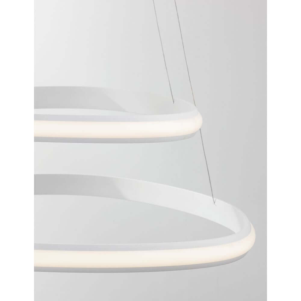 Detailansicht der Aries LED Hängeleuchte 2 Ringe Verstellbar mit minimalistischem Design und warmweißem Licht.
