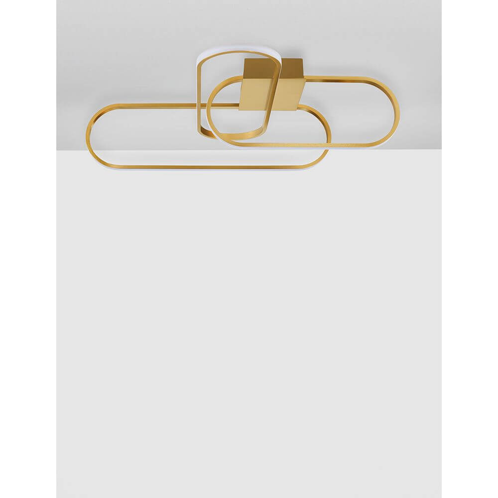 Arte LED Deckenlampe 2600 Lumen mit elegantem Design und goldenen Akzenten.