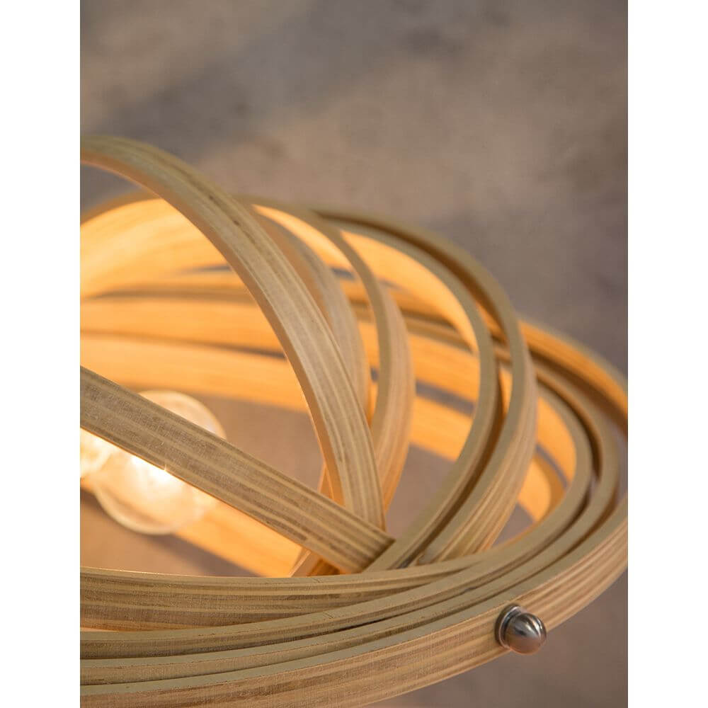 Asco Pendellampe aus Naturholz Ø 43cm - Detailansicht der Holzstruktur und Leuchtmittel.