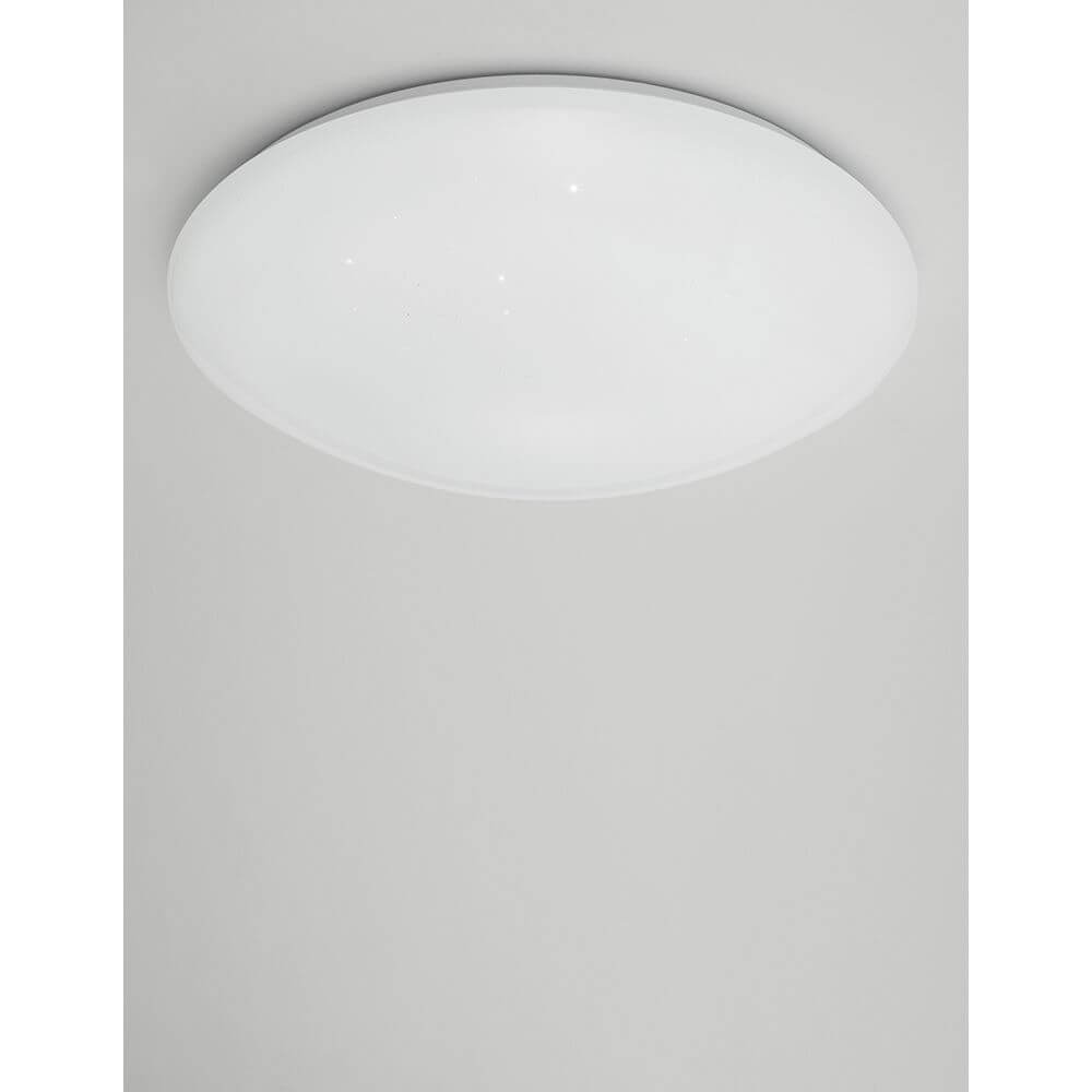 Asterion Deckenlampe Ø 41cm Dimmbar Weiß an einer Wand montiert, modernes Design aus Metall und Acryl.