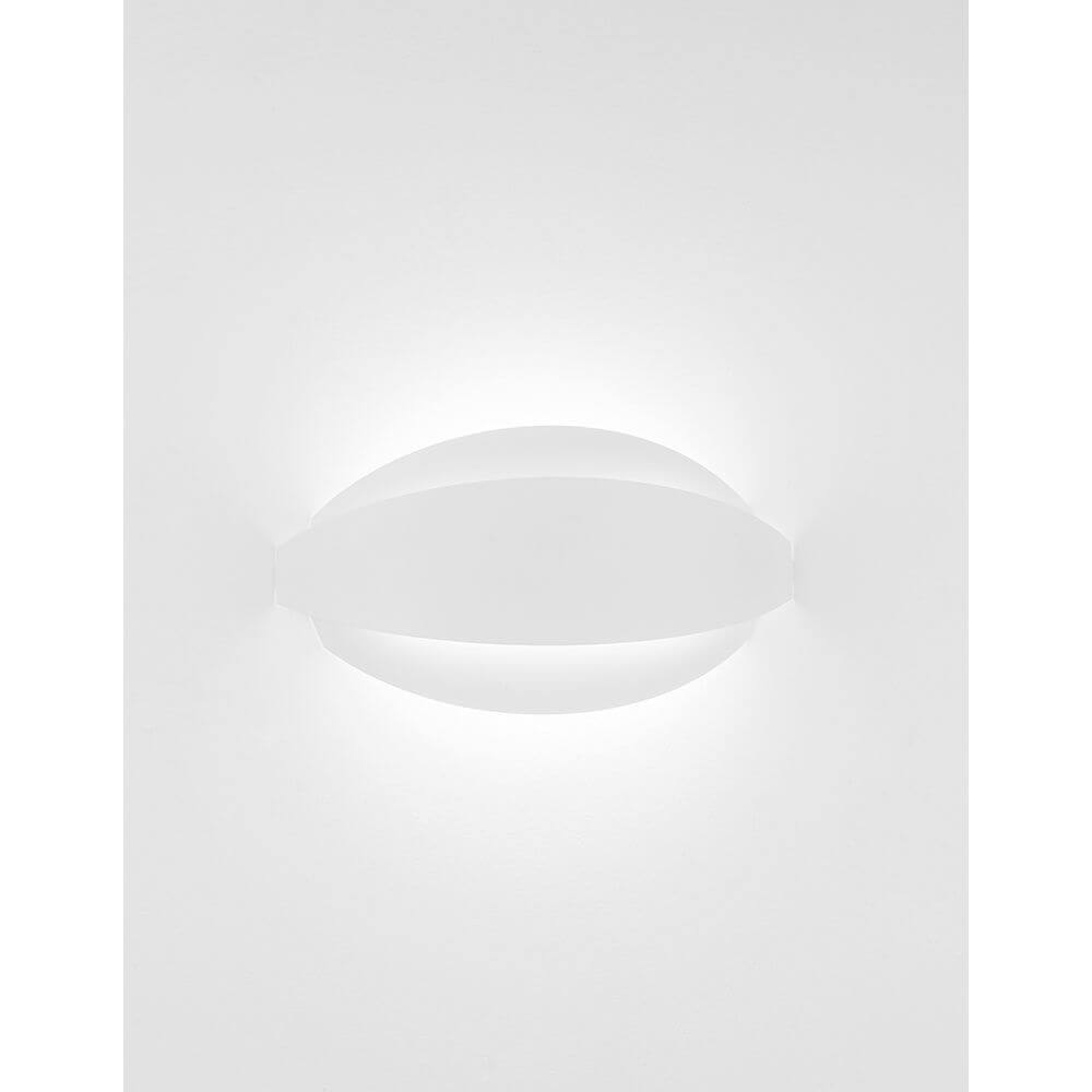 Astrid LED Wandleuchte in elegantem Design, sorgt für warmweißes Licht und harmonische Akzente an der Wand.