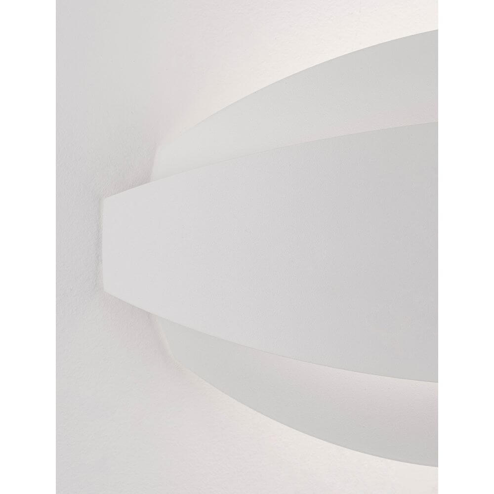 Astrid LED Wandleuchte in modernem Design, weiße Aluminiumoberfläche und sanfter LED-Beleuchtung.