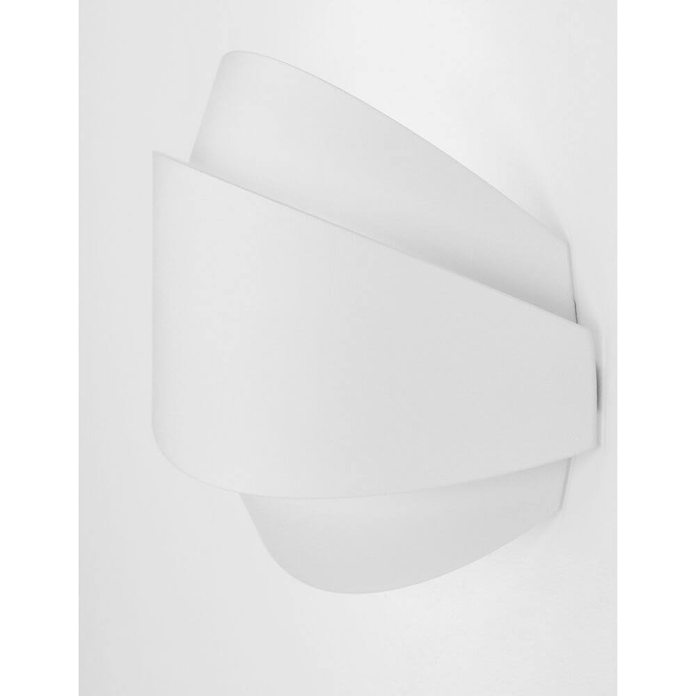 Astrid LED Wandleuchte in modernem, weiß lackierten Design mit sanftem Licht.