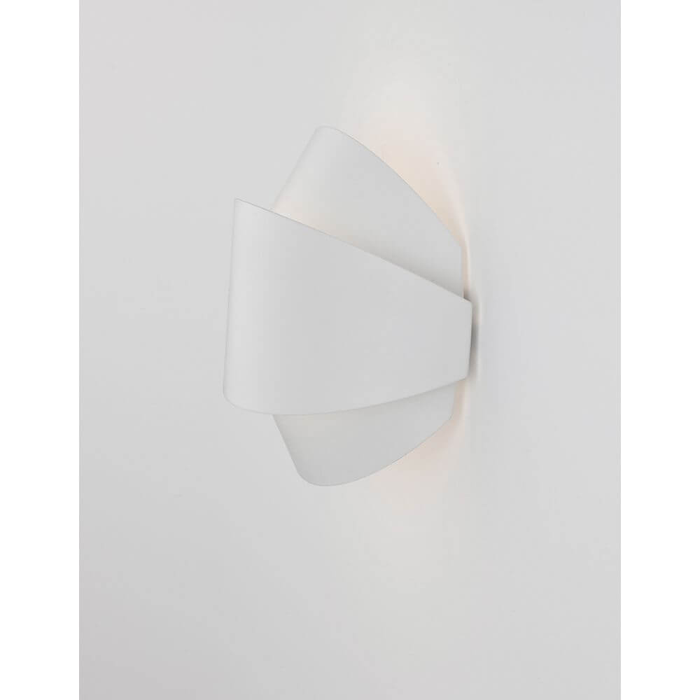 Moderne Astrid LED Wandleuchte aus Aluminium mit warmweißem Licht und elegantem Design.