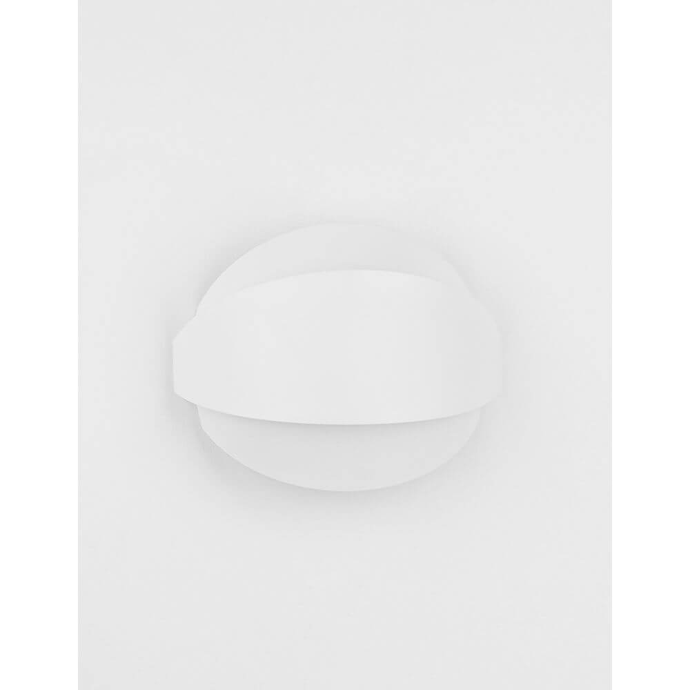 Astrid LED Wandleuchte in modernem Design, aus weißem Aluminium mit warmweißem Licht (3000K).