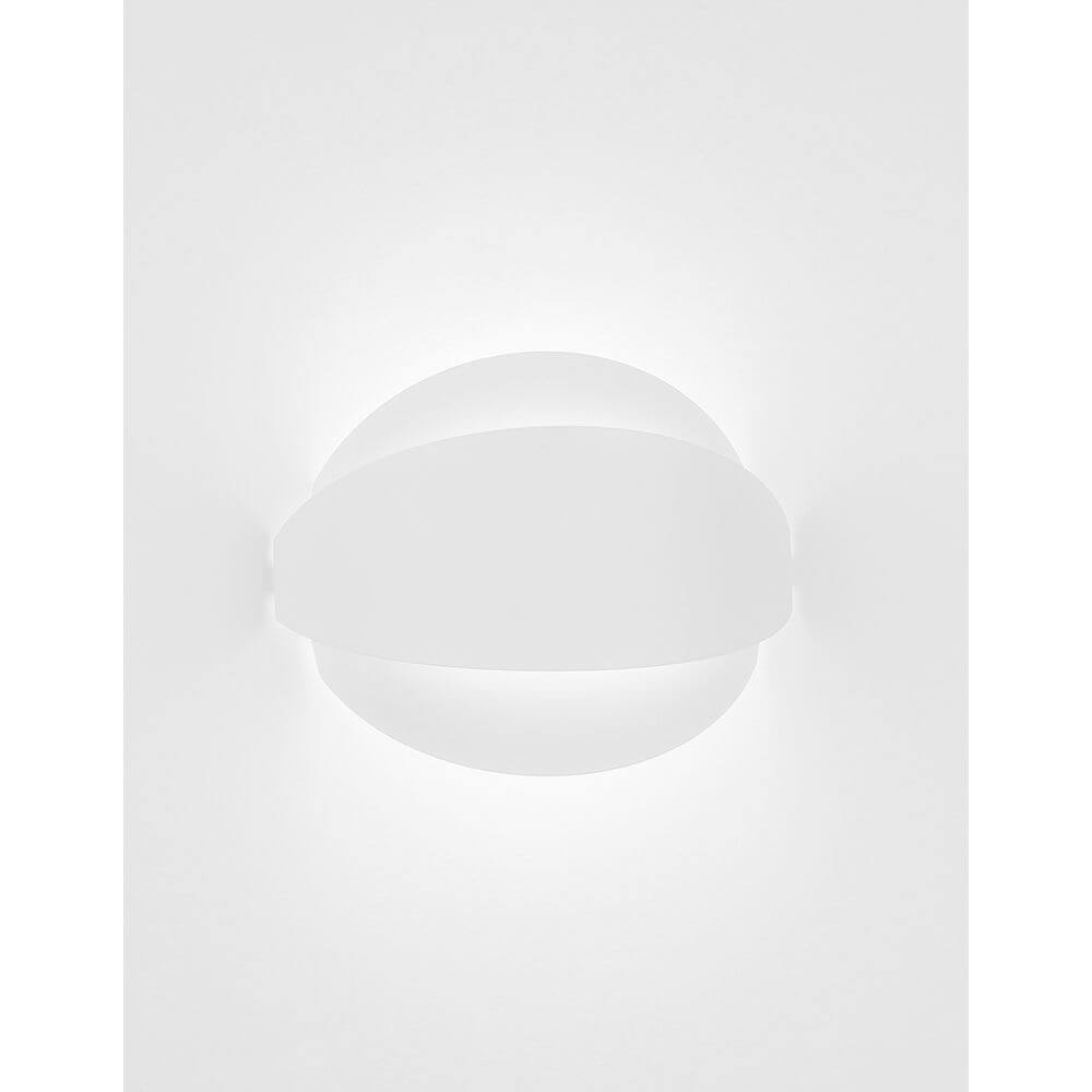 Astrid LED Wandleuchte in modernem Design, aus Aluminium, mit warmweißem Licht und softem Wandlicht.