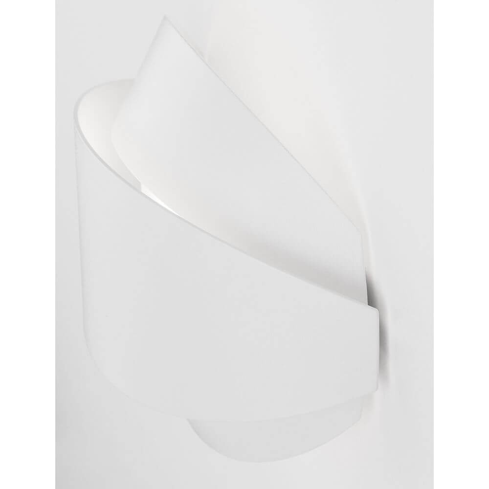 Astrid LED Wandleuchte in modernem Design, weiße Aluminiumleuchte mit warmweißem Licht.