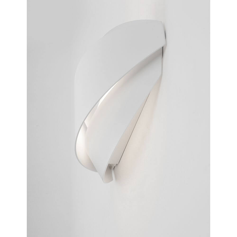 Astrid LED Wandleuchte - elegante, weiße Aluminium-Wandleuchte mit warmweißem Licht.