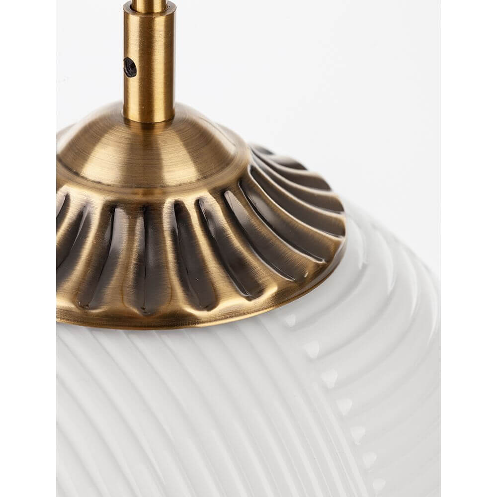 Detailansicht der Athena Glas-Pendellampe Ø 25cm mit elegantem Messing-Element und gläsernem Schirm.