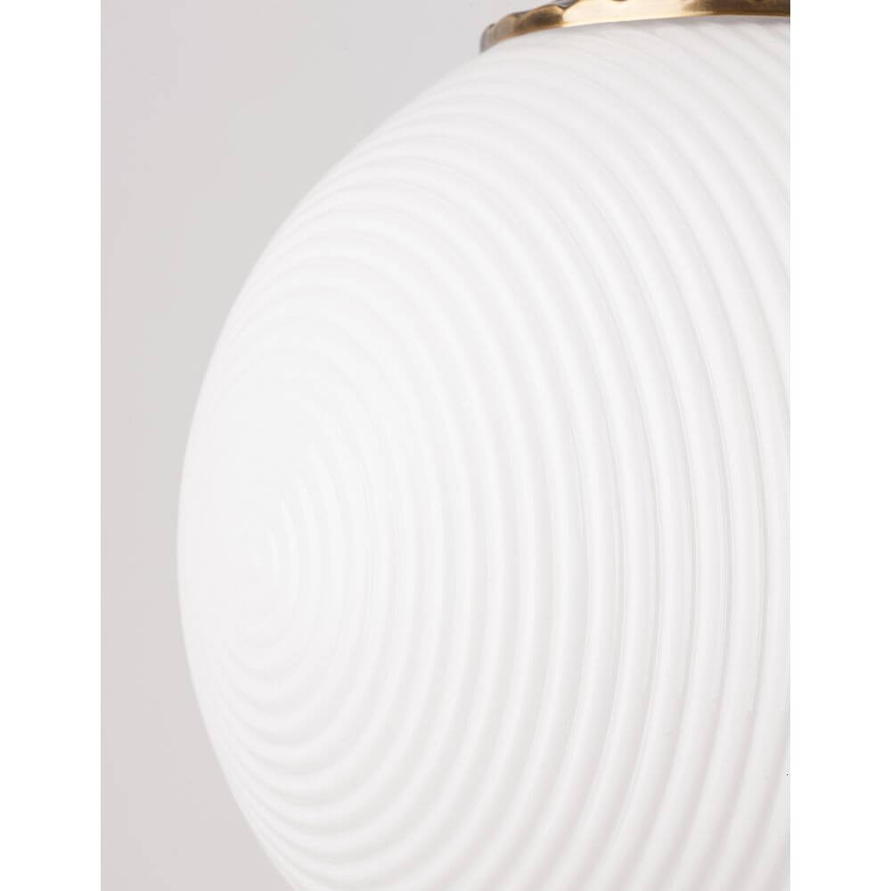 Detailansicht der Athena Glas-Pendellampe Ø 25cm mit elegantem, gewelltem Glas und Metallrand.