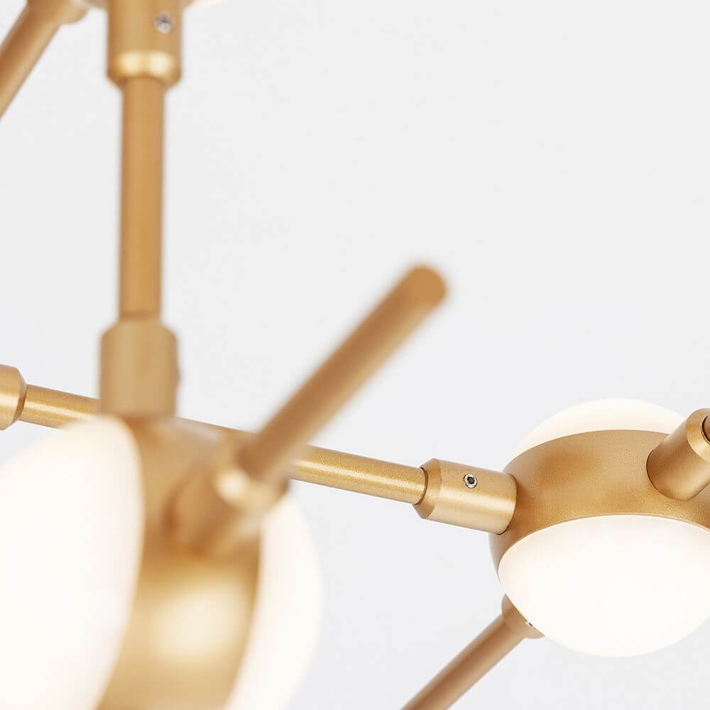 Detailansicht der Atomo LED Metall Deckenbeleuchtung Gold mit elegantem Design und runden LED-Lampen.