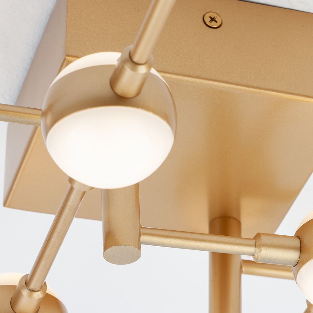 Detailaufnahme der Atomo LED Deckenlampe aus Metall und Acryl in elegantem Golddesign.