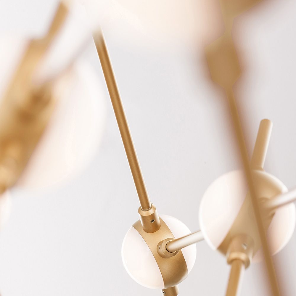 Detailansicht der Atomo LED Hängeleuchte in Gold mit dekorativen Armen und runden LED-Leuchten.