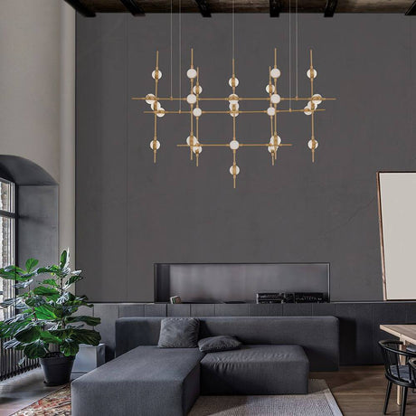 Atomo LED suspension 106 cm or dans un salon moderne avec un design élégant et une lumière d’ambiance.
