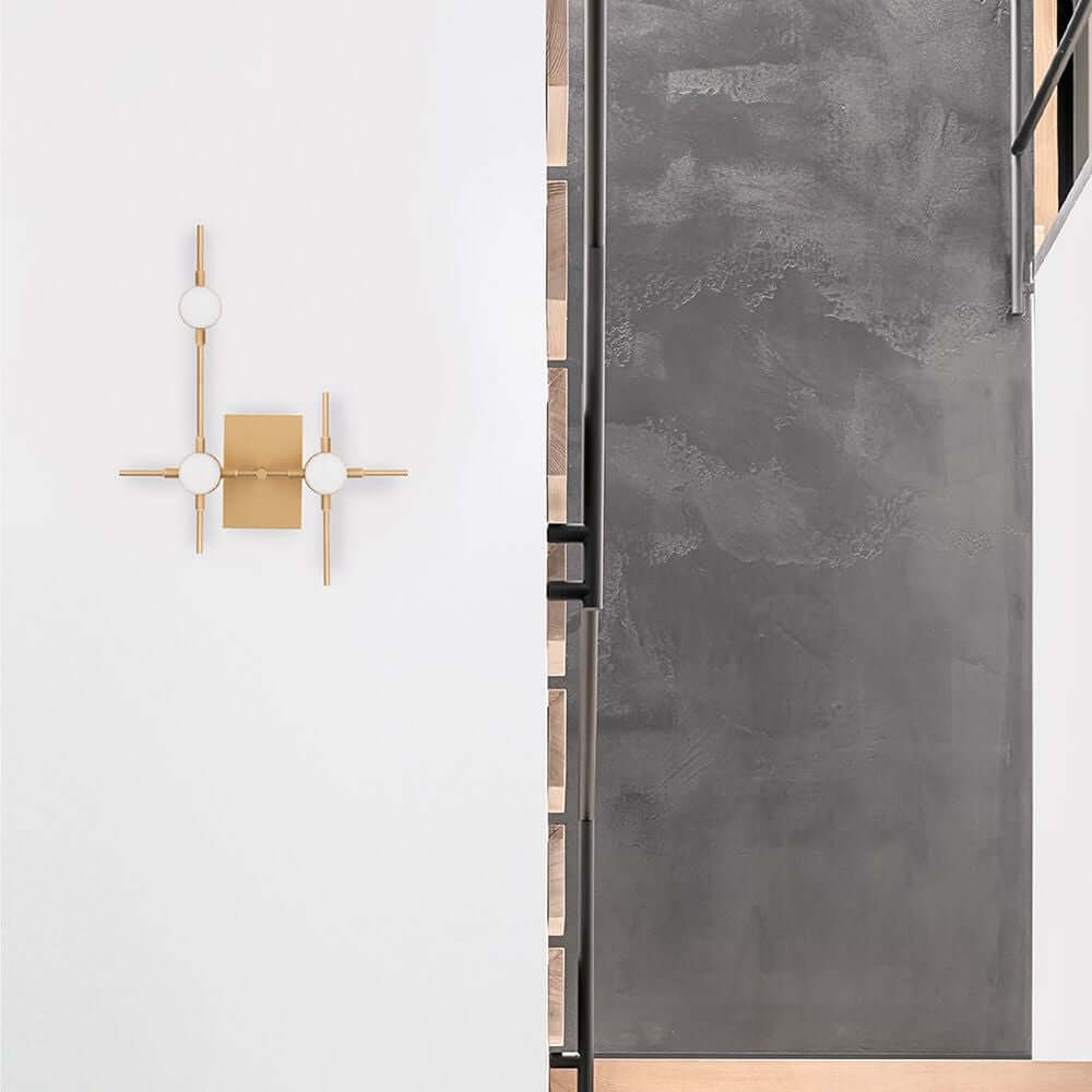 Atomo LED Wandleuchte Gold Acryl an einer modernen Wand, ideal für Esszimmer und Flure.