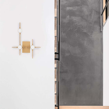 Atomo LED applique murale dorée en acrylique sur un mur moderne, idéale pour les salles à manger et les couloirs.