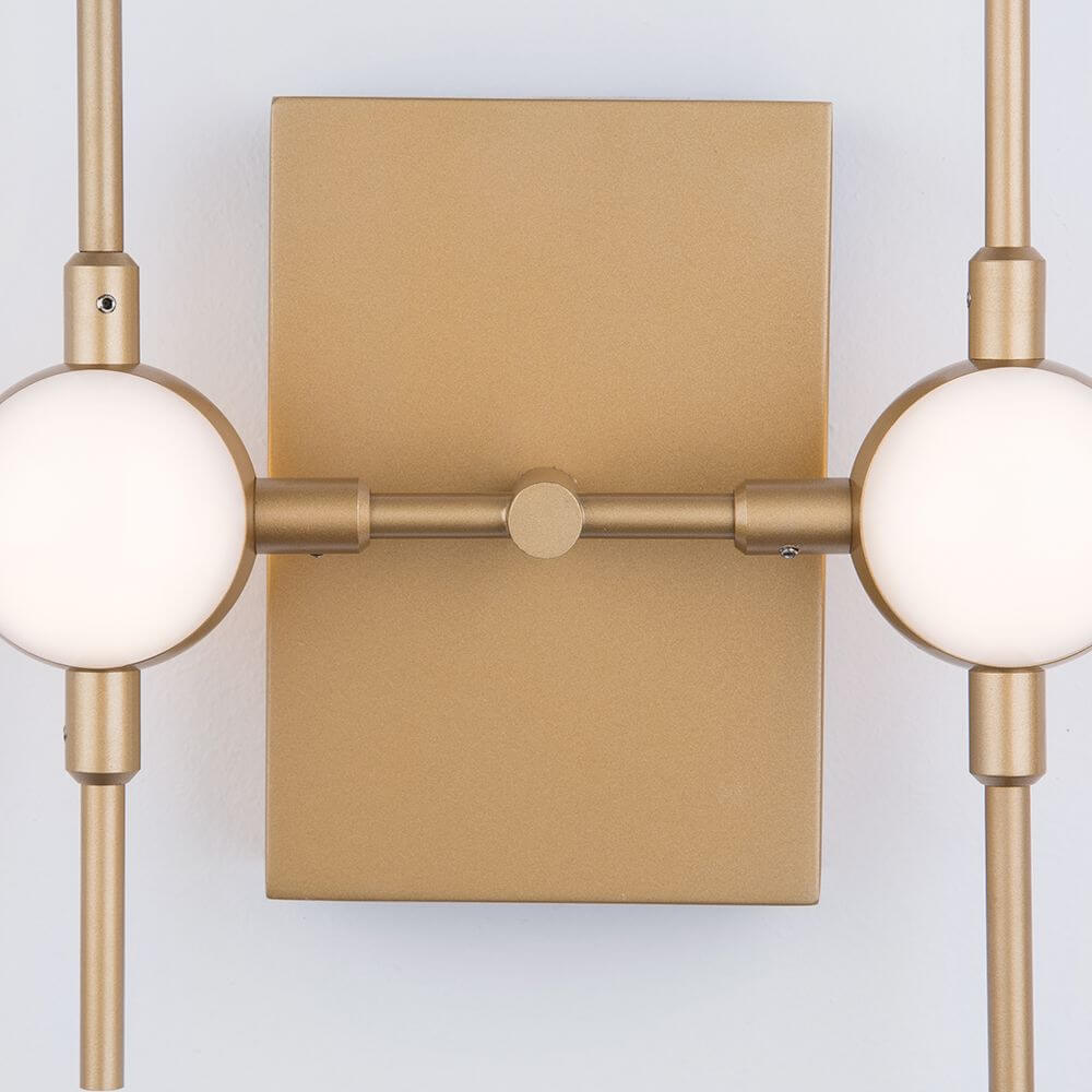 Atomo LED Wandleuchte Gold Acryl mit modernem Design und warmweißem Licht.