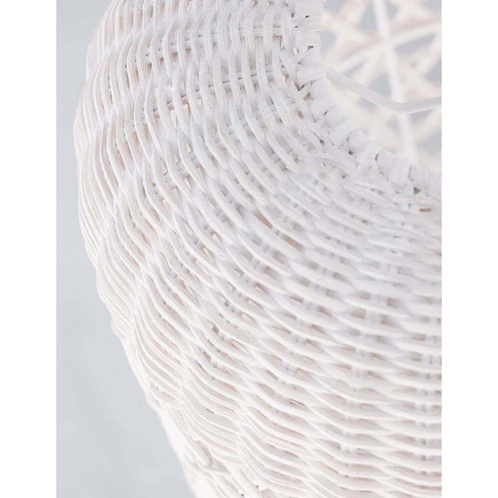 Detailansicht der Aurora Hängeleuchte aus Naturrattan mit filigraner Rattan-Hülle in Elfenbein.