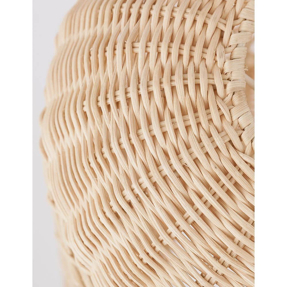 Detailansicht der Aurora Hängeleuchte aus Naturrattan mit feiner Rattan-Flechtung in elegantem Elfenbein.