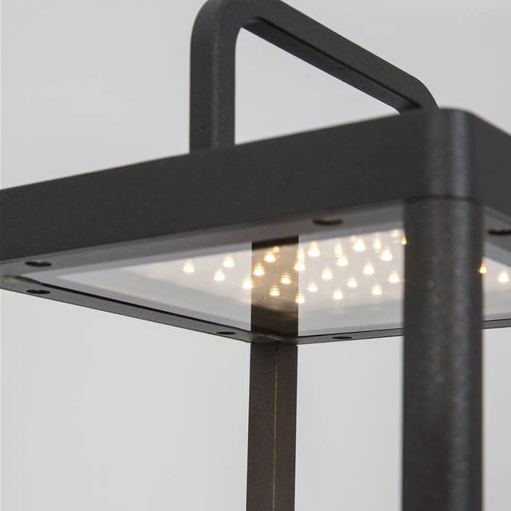Bali Solar Akku mobile LED Dekoleuchte Anthrazit Nahaufnahme der Oberseite mit LED-Leuchtmittel und Solarpanel.