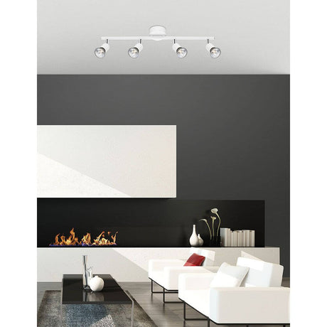 Projecteur de plafond Base à 4 lampes en métal dans un salon moderne avec un design élégant et des spots orientables.