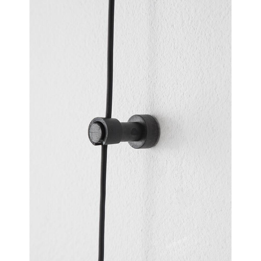 Halterung der Belar LED Wand- & Hängelampe Goldfarben an einer Wand, in elegantem schwarzen Design.