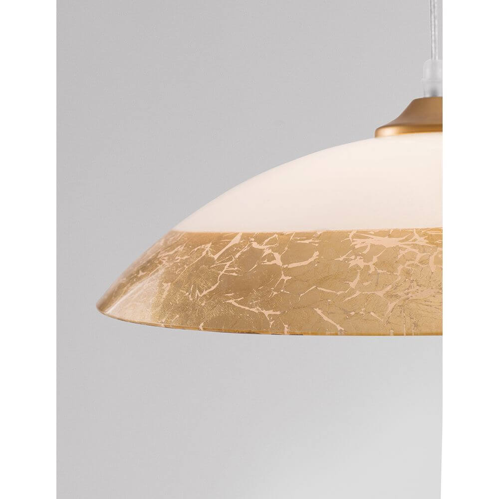 Benito Hängelampe aus Glas mit elegantem Design und dekorativem goldenen Schirm.