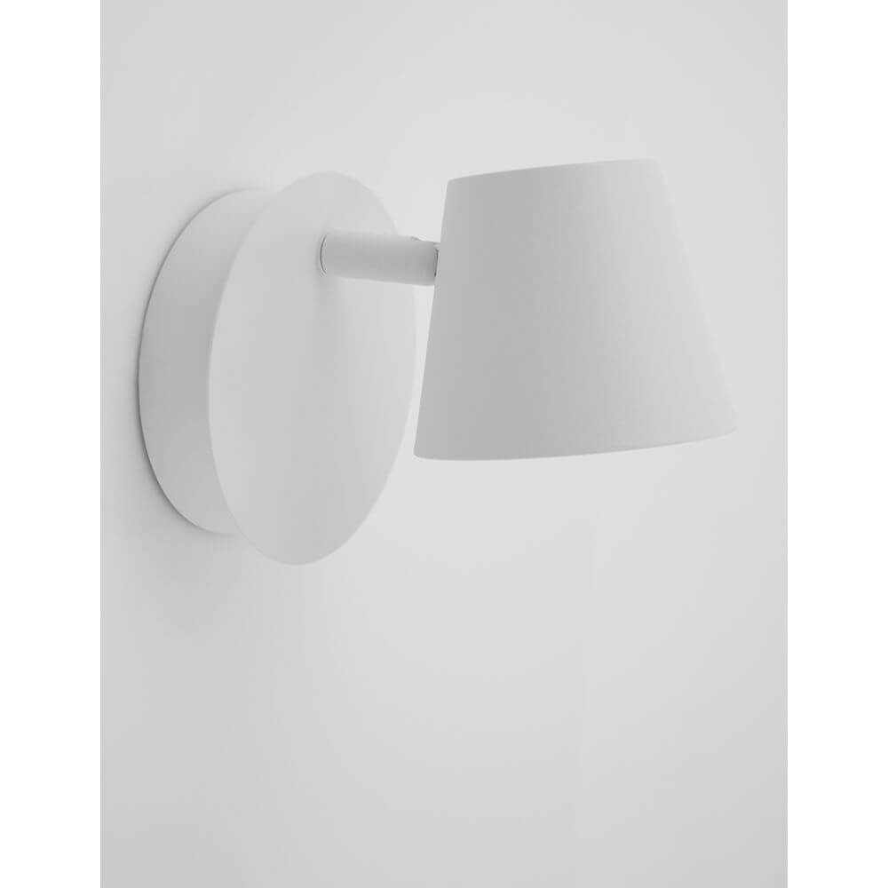 Biagio LED Wandspot Weiß, moderne Wandleuchte mit minimalistischem Design aus weißem Metall.