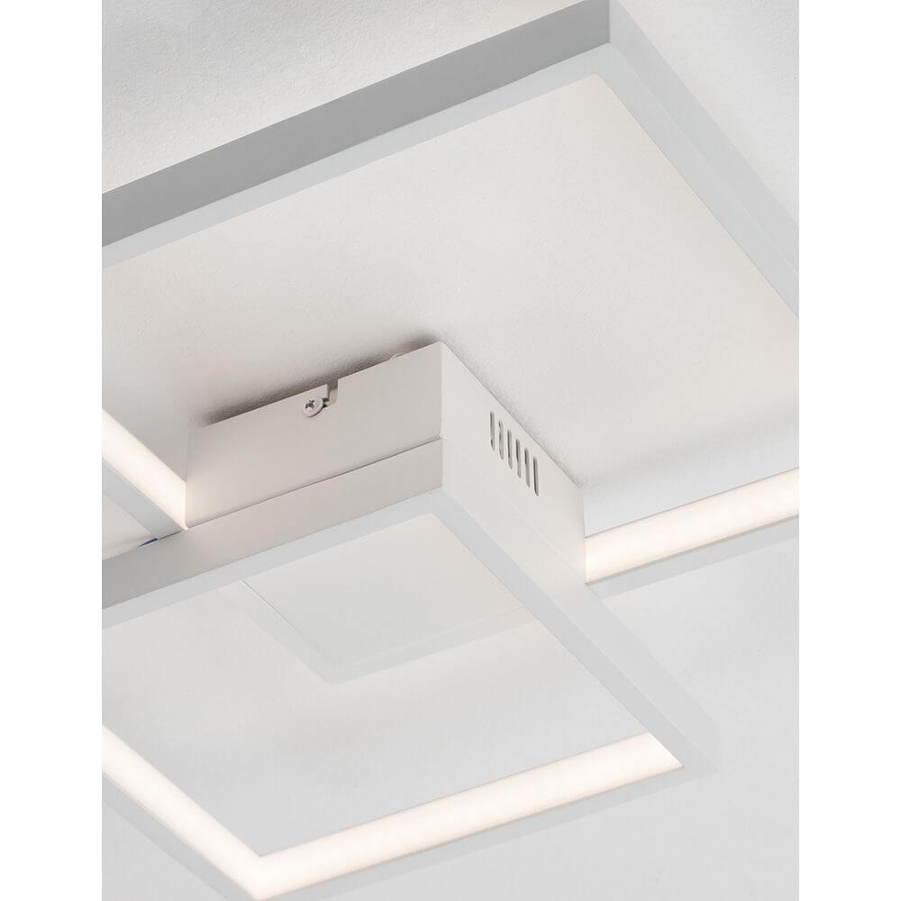 Detailansicht der Bilbao LED Deckenlampe Metall mit quadratischem Design und modernen Lichtakzenten.