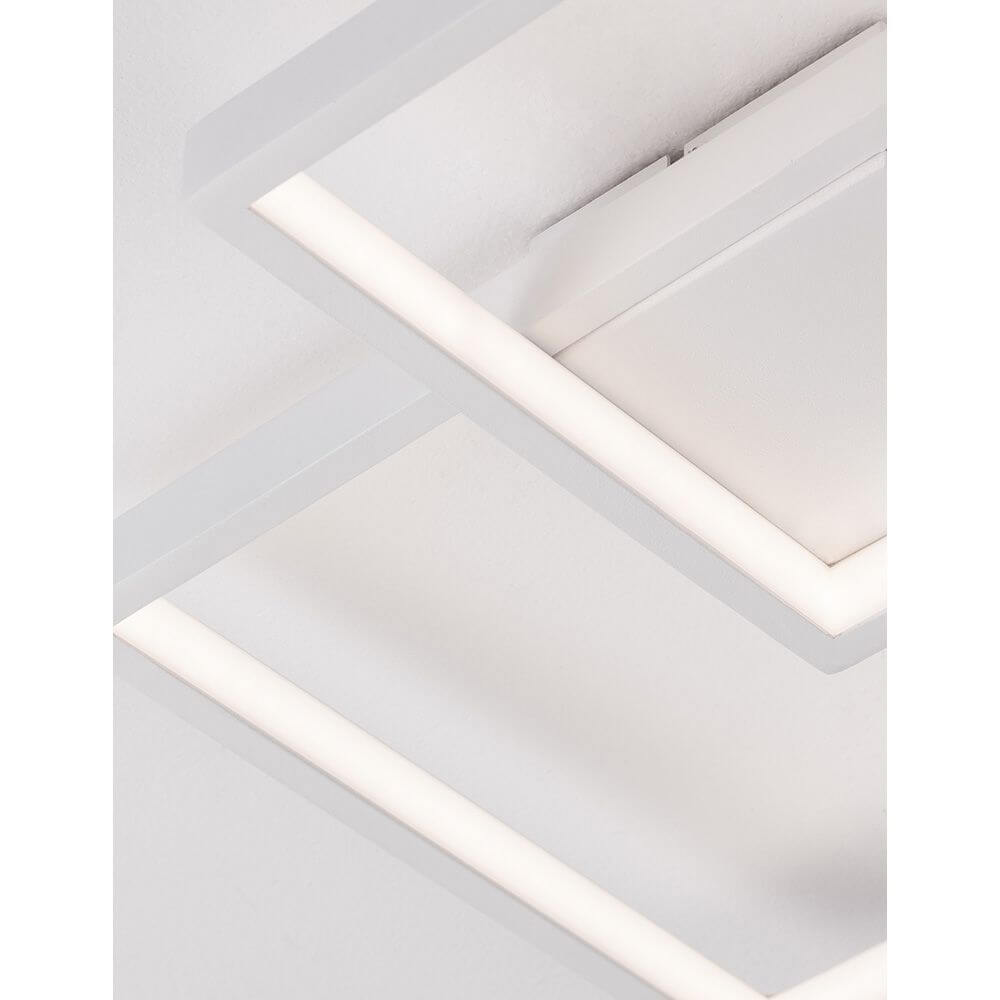 Bilbao LED Deckenlampe Metall in elegantem Design mit warmem Licht und flachem, quadratischem Profil.