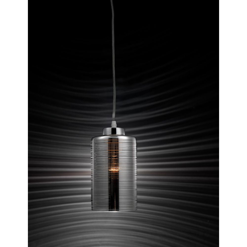 Moderne Blake Glas-Pendellampe in Rauchfarbe mit verchromtem Aluminium und gestreiftem Glasdesign.